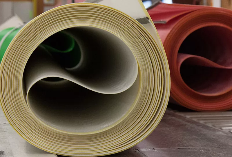 Lona filtrante de poliéster para equipos prensa de banda. Resistente a químicos y abrasión, excelente desempeño en deshidratación de lodos.