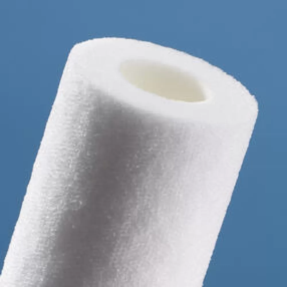 Cartucho de microfiltración en polipropileno meltblown, diseñado para ósmosis inversa y pulido de agua industrial. Alta capacidad de retención de partículas.